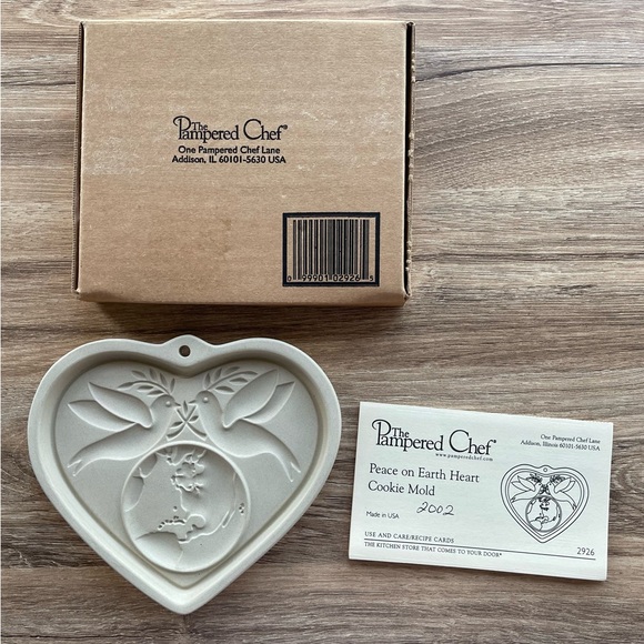 NIB The Pampered Chef PEACE ON EARTH Stoneware Cookie Mold Box & Recipe Booklet - Picture 3 of 5